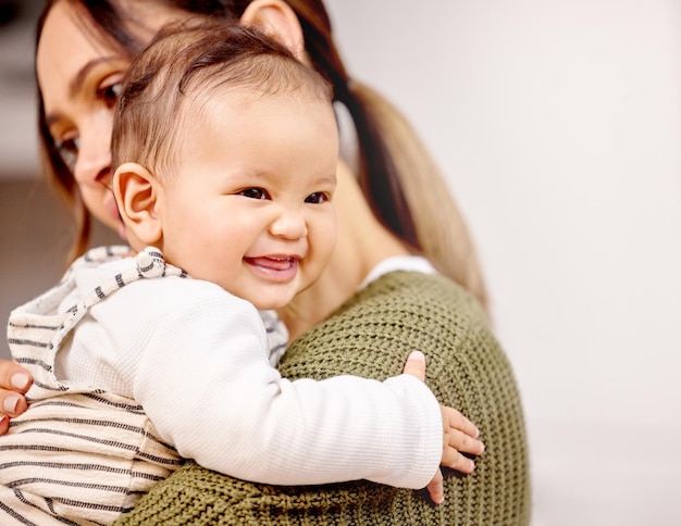 ママは、赤ちゃんを抱いている若い母親のかわいいショットをイムと言います