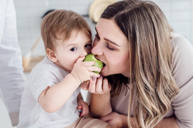 Mamma e figlio mordono una mela contemporaneamente