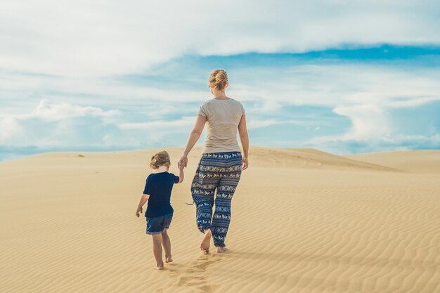 사막의 엄마와 아들. 어린이 개념과 함께 여행.