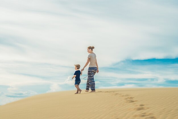 Mamma e figlio nel deserto