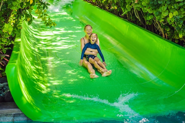 Mamma e figlio si divertono al parco acquatico