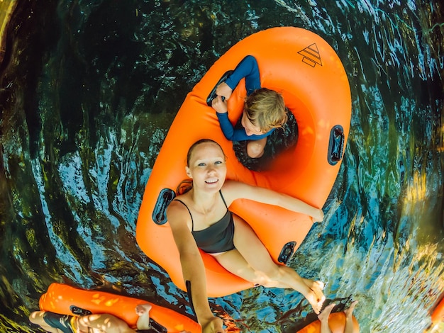 Mamma e figlio si divertono al parco acquatico