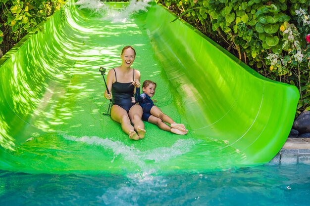 Foto mamma e figlio si divertono al parco acquatico