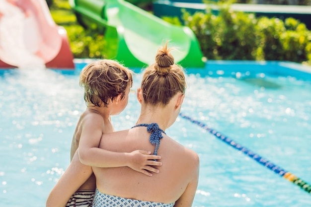 Mamma e figlio si divertono al parco acquatico