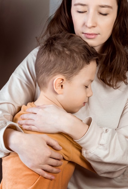 Foto mamma e figlio, una fotografia dai colori chiari. valori famigliari.