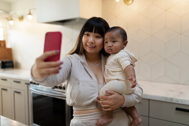 Foto la mamma trascorre del tempo con il bambino