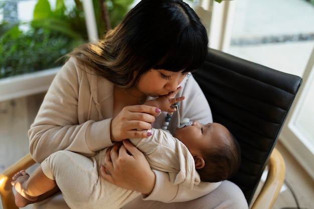 Photo mom spending time with child