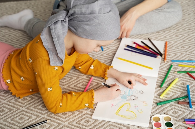 La mamma trascorre del tempo con suo figlio durante la terapia