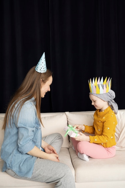 Foto la mamma trascorre del tempo con suo figlio durante la terapia