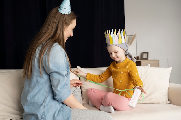 La mamma trascorre del tempo con suo figlio durante la terapia