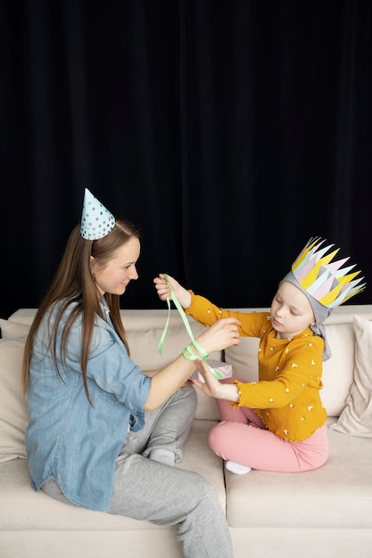 母が治療中に子供と時間を過ごしている