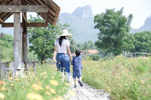 ママと太陽、自然の中を歩く