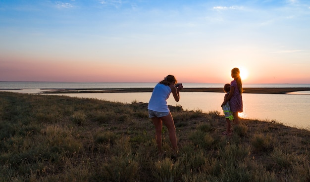 Мама фотографирует дочерей