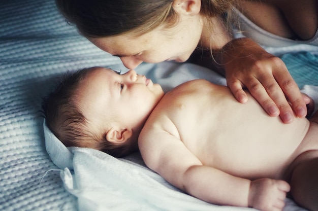 Foto la mamma si prende cura del bambino.