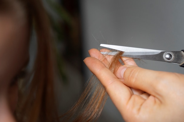 Foto la mamma si prende cura dei capelli di sua figlia