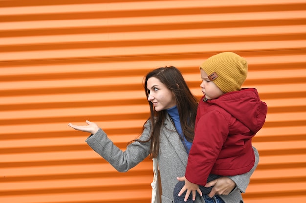 Mamma con bambino con mano tesa.