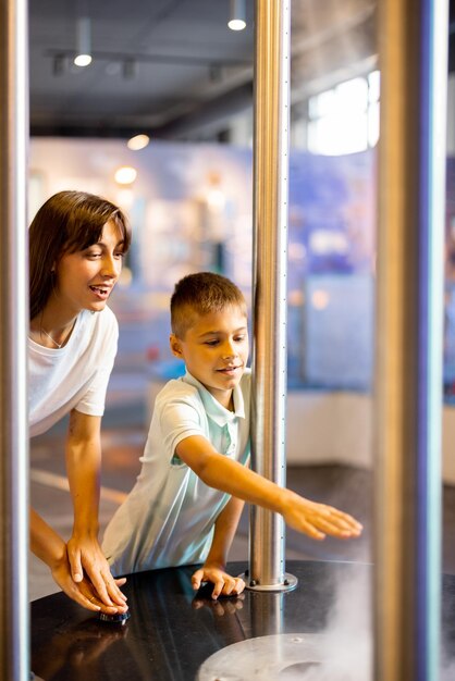 Photo mom with boy visit a science museum