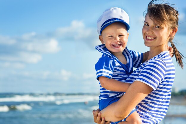 Mamma con bambino in spiaggia