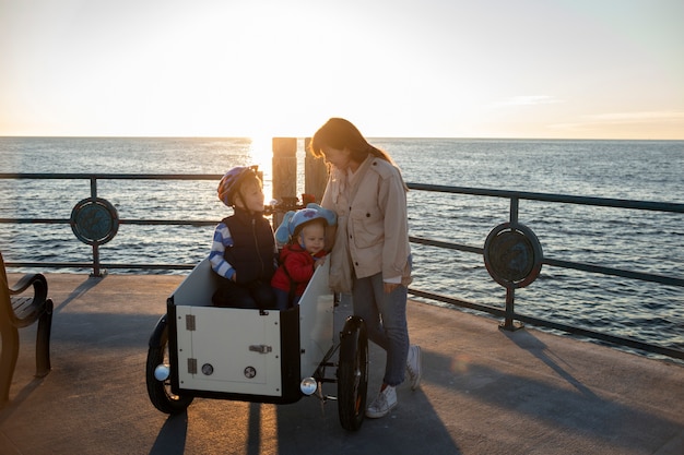 Foto mamma con bambino che viaggia utilizzando la mobilità sostenibile