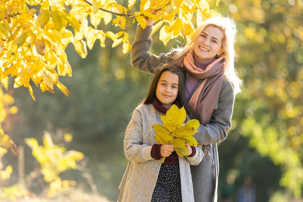 Mamma con sua figlia durante l'autunno.