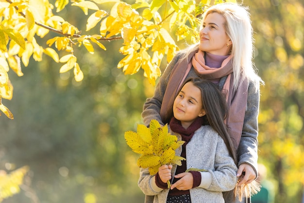 Mamma con sua figlia durante l'autunno.