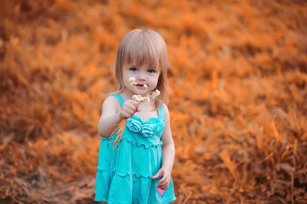 Foto mamma con due figlie gemelle autunno