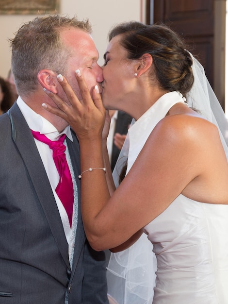 Foto un momento prima di un bacio tra bellissimi giovani sposi