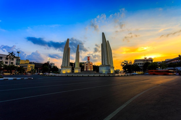 Moment van democratie monument in Dusk Bangkok Thailand