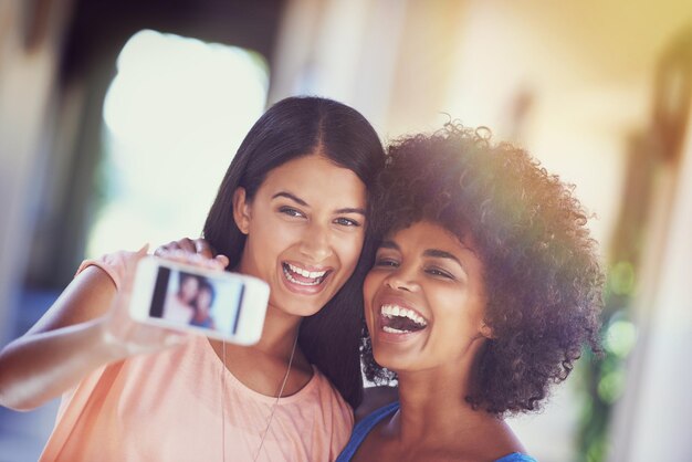 Momenten om te onthouden Shot van twee vriendinnen die een selfie maken op een mobiele telefoon