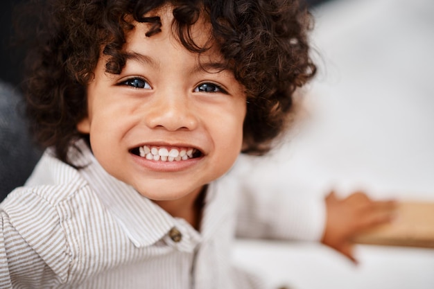 Foto la mamma dice che dovremmo imparare tutti a sorridere di più ritratto di un adorabile ragazzino che si rilassa e si diverte a casa