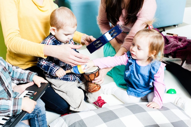 写真 幼稚園の音楽教室で子供を持つお母さん。未就学児は楽器を勉強しています