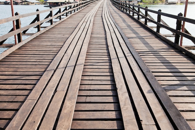 Photo mon bridge in sangklaburi. kanchanaburi, thailand. attractions traditional way of life