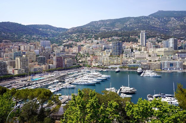 Monaco panoramisch uitzicht met de haven van Monte Carlo en jachten