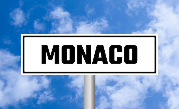 Photo monaco road sign on cloudy sky background