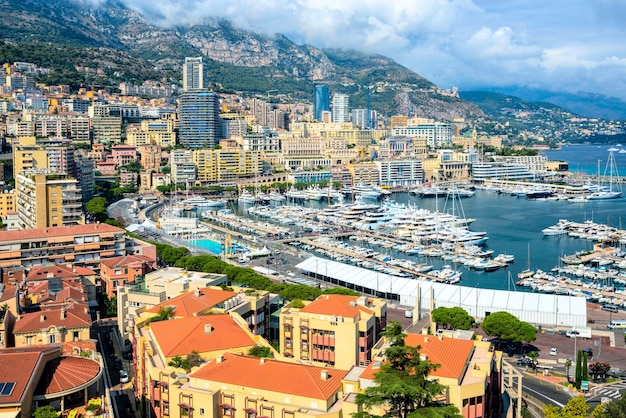 Monaco. Uitzicht op dure jachten en op de baan Formule-1 in een smal straatje in Monaco