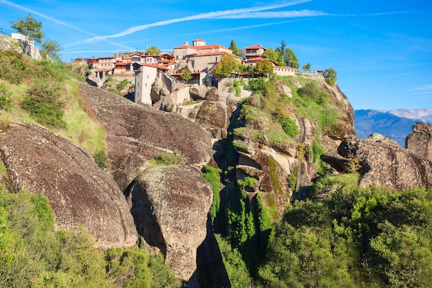 Foto il monastero di great meteoron è il più grande monastero di meteora. meteora è uno dei complessi più precipitosamente costruiti di monasteri ortodossi orientali in grecia.