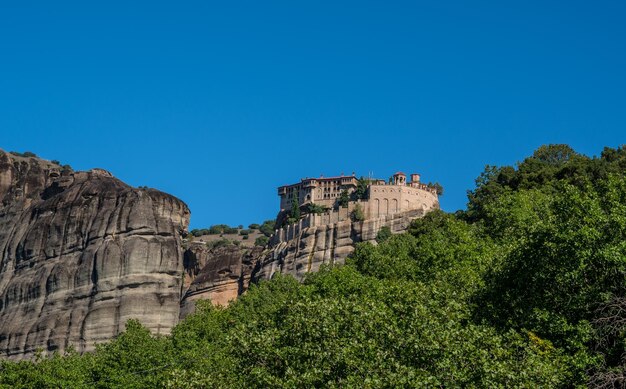 Photo the monastery of st varlaam is an eastern orthodox monastery part of the meteora monastery complex