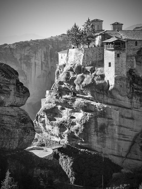 Il monastero di varlaam a meteora in grecia. fotografia in bianco e nero, paesaggio greco