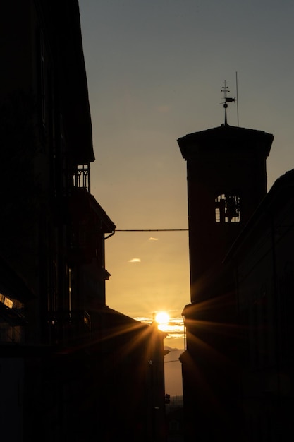 モンカリエーリイタリアとその美しい建築物この壮大な美しい夕日