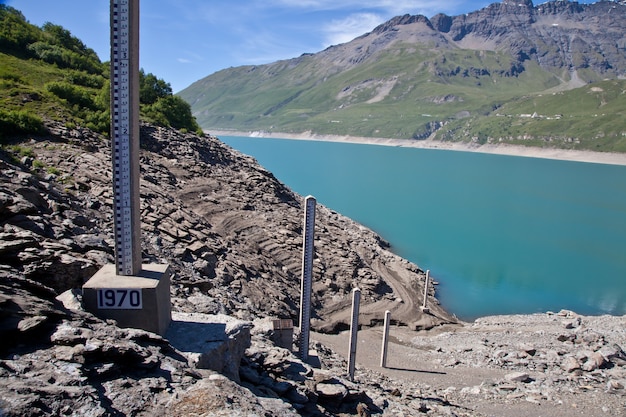 Moncenisio-dam, grens tussen Italië en Frankrijk. Meter die wordt gebruikt om het waterniveau te meten.