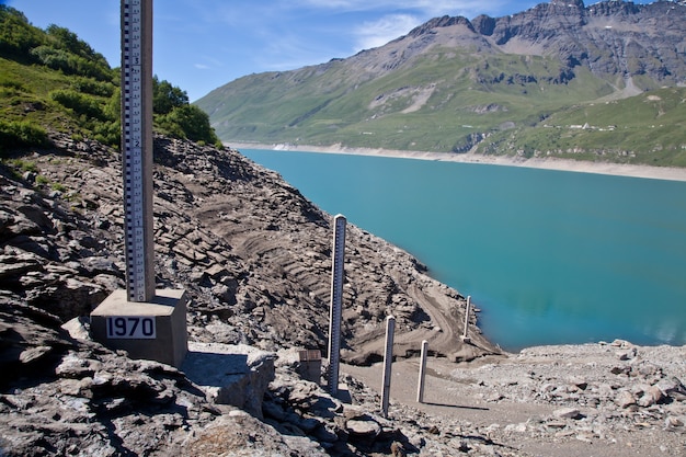 Moncenisio 댐, 이탈리아/프랑스 국경. 수위를 측정하는 데 사용되는 미터입니다.