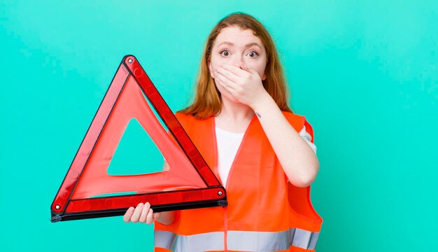 mond bedekken met handen met een geschokte