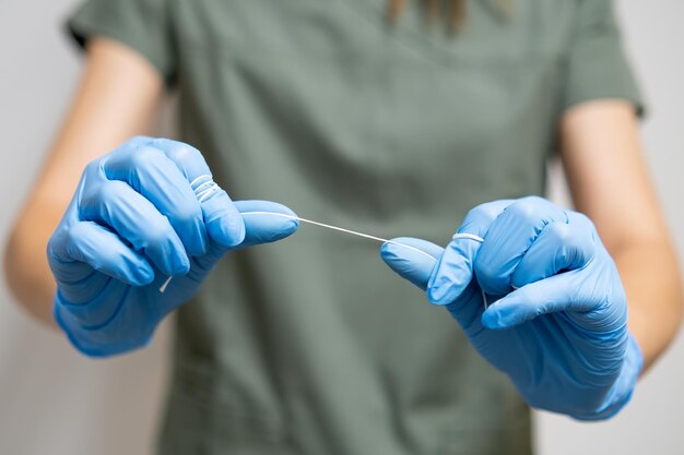 Mondhygiëne flos dat door een tandarts wordt gebruikt voor het reinigen van tanden