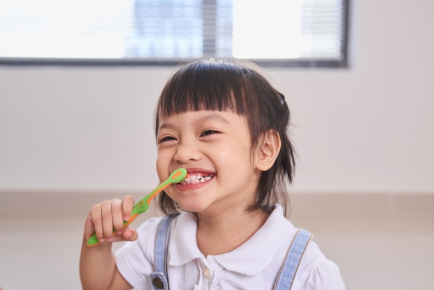 Mondhygiëne. gelukkig klein meisje poetst haar tanden