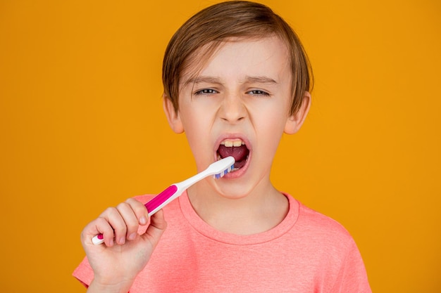 Mondhygiëne Kleine man tanden poetsen Gelukkig kind kind jongen met tandenborstel Gezondheidszorg mondhygiëne Kleine jongen tanden poetsen met kinderen tandenborstel