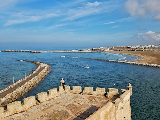 Monding van de Bu Regreg-rivier in de Atlantische Oceaan tussen Rabat en Sale