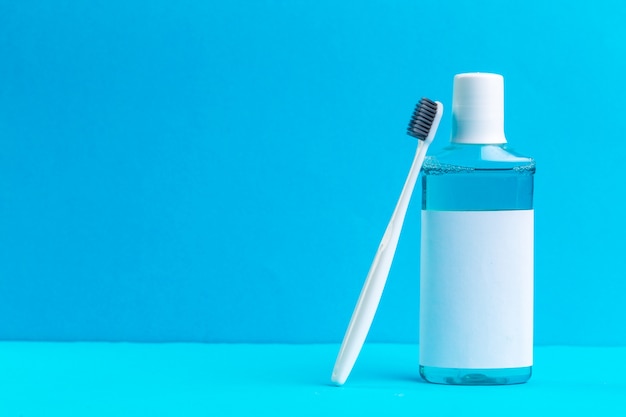 Foto mondwater en tandenborstel voor een gezonde verzorging mondholte