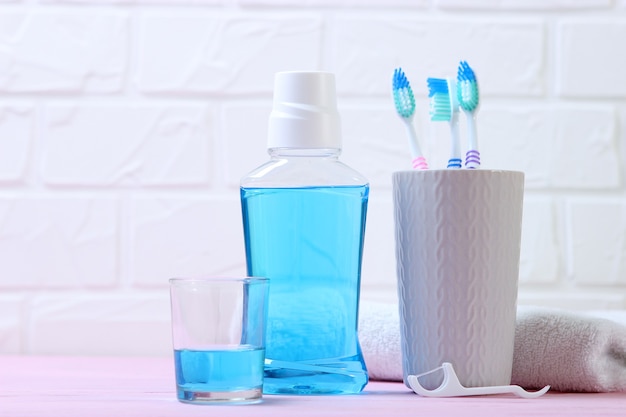Mondwater op tafelproducten om de mondhygiëne te behouden