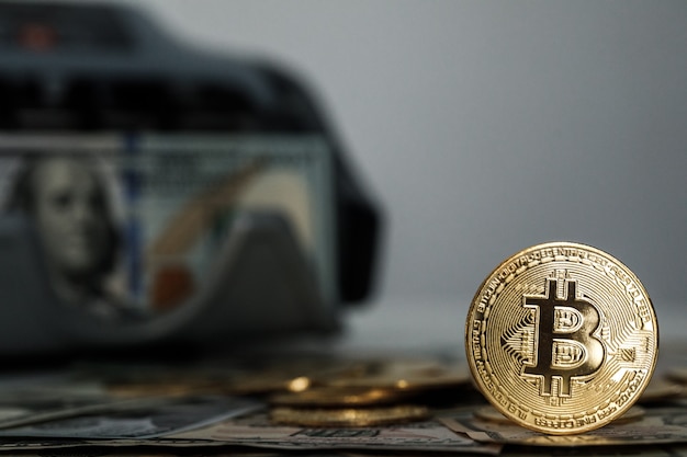 Фото Денежный фон. доллар сша с банкнотами евро и концепцией инвестирования криптовалюты bitcoin.