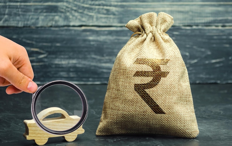 फोटो money bag with indian rupee rupiah and miniature car the concept of saving money to buy a car